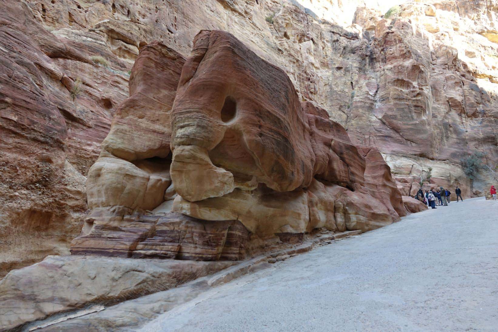 felsen auf dem weg nach petra